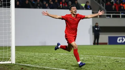 Jordan Jenkins came off the bench to score an 83rd-minute winner as managerless Glentoran beat Cliftonville 2-1, moving...